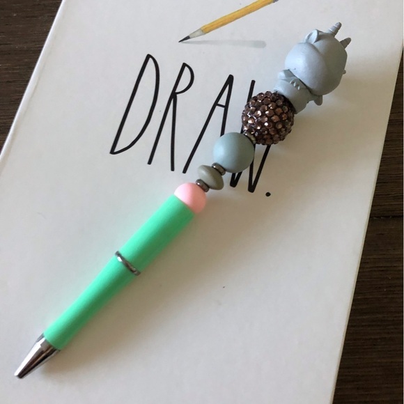 Disney Doorables: The Hunchback of Notre Dame: Hugo handmade beaded pen - Picture 3 of 3